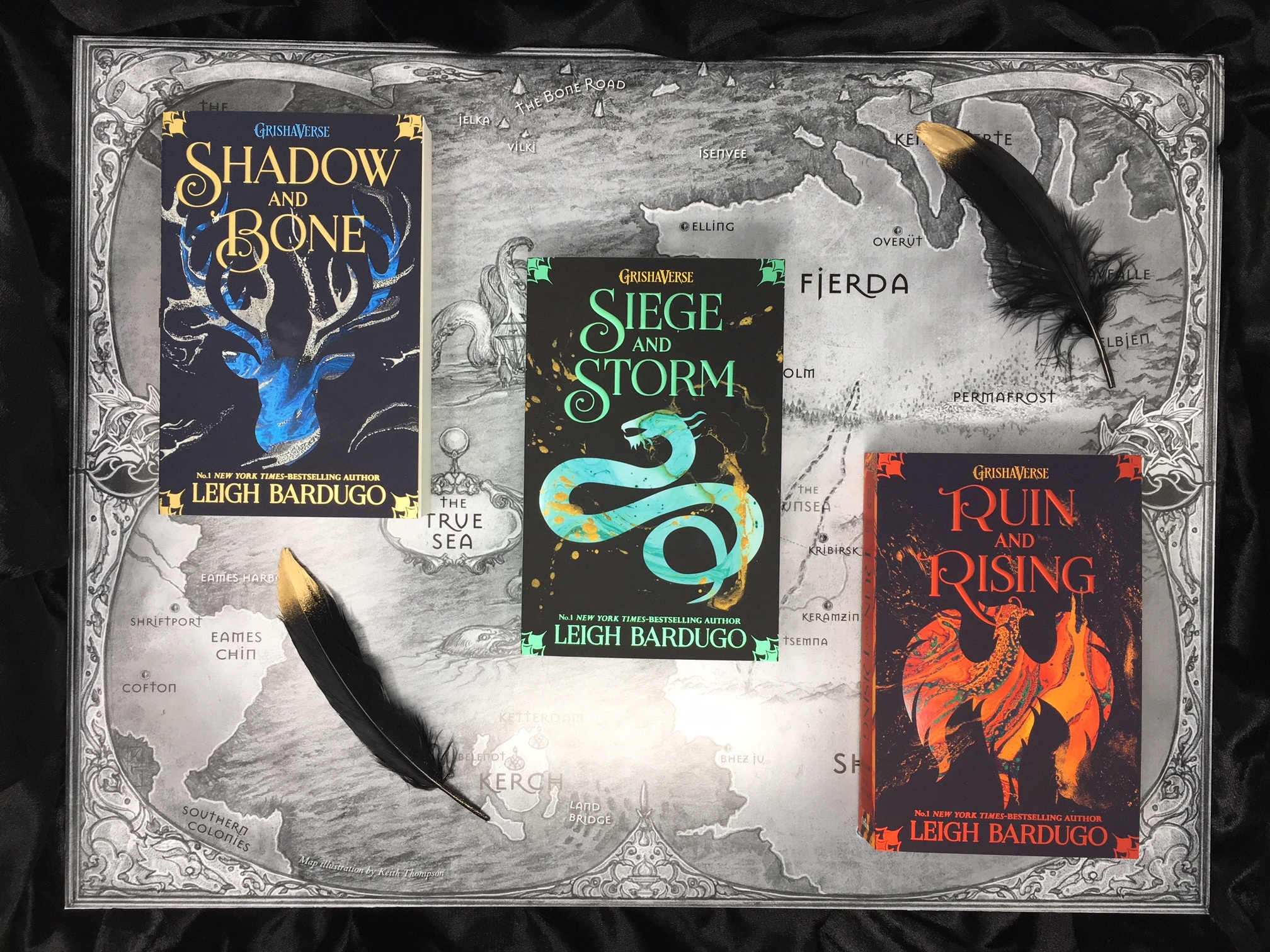 Shadow and Bone (The Shadow and Bone Trilogy Book 1